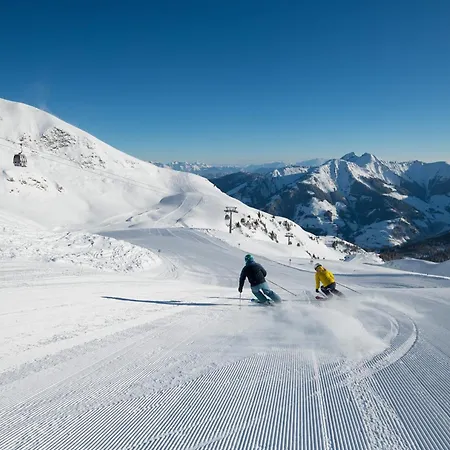 Modern Mountain 6 - An Der Skipiste Rauris