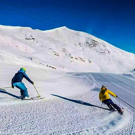 Modern Mountain 6 - An Der Skipiste *